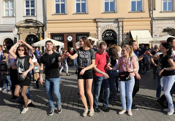 Día Internacional de Flashmob de Rueda de Casino, 57 países, 160 ciudades. Varios cientos de personas bailan ritmos hispanos en la Plaza Principal de Cracovia —  Fotos de Stock