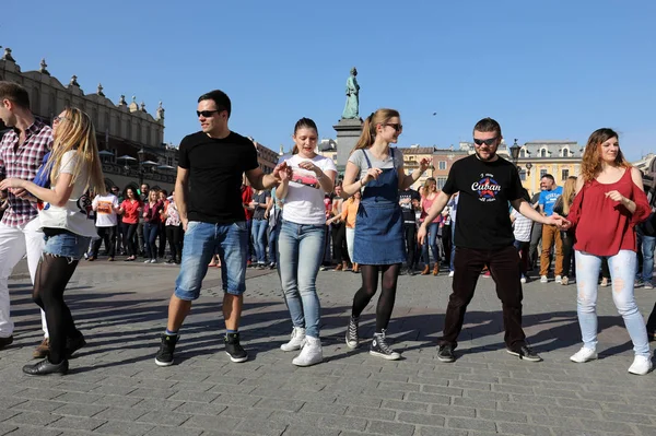 Día Internacional de Flashmob de Rueda de Casino, 57 países, 160 ciudades. Varios cientos de personas bailan ritmos hispanos en la Plaza Principal de Cracovia — Foto de Stock