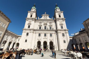  Domplatz 'daki ünlü Salzburg Katedrali (Salzburger Dom)