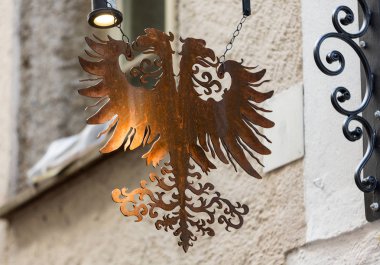 Getreidegasse Salzburg bir dükkan asılı Ferforje guild işareti