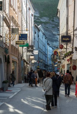 Kimliği belirsiz kişi ünlü tarihi alışveriş sokak Getreidegasse Salzburg, yürüyüş.