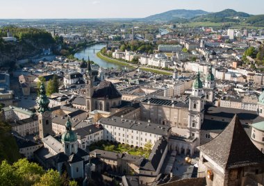 Üstten Görünüm partnerliğindeki nehir ve eski şehrin merkezinde, Salzburg, Avusturya,