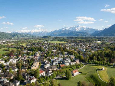 Klessheim Kalesi (kale) Alps üstten hava panoramik görünüm. Salzburg