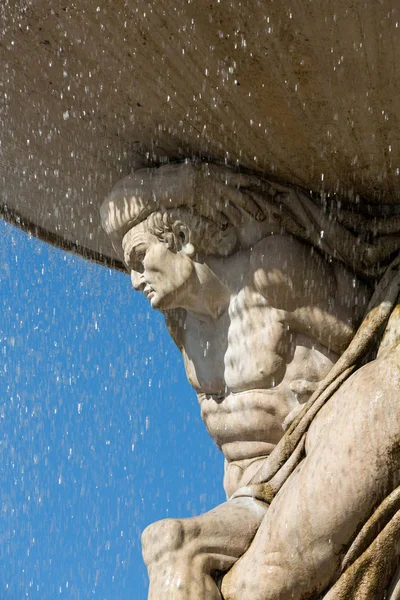Barock Residence fontänen på Residentplatz i Salzburg — Stockfoto