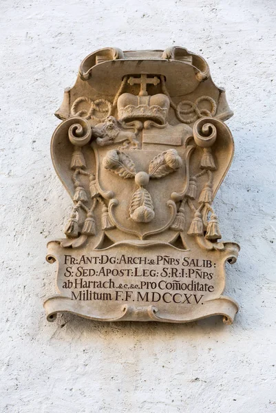 Εθνόσημο στον τοίχο στο κάστρο Hohensalzburg. Σάλτσμπουργκ — Φωτογραφία Αρχείου