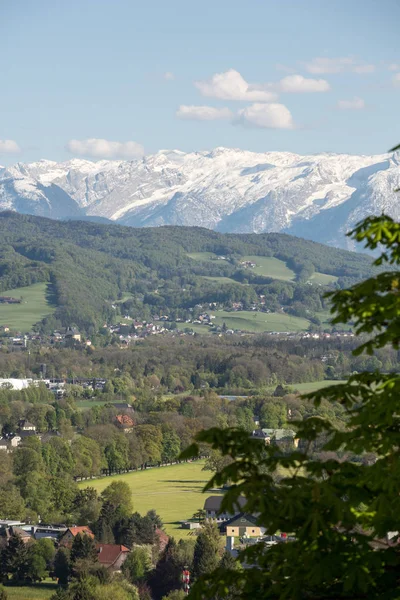 Luchtfoto panoramisch uitzicht vanaf de top van Hohensalzburg Vesting (kasteel) op de Alpen. Salzburg — Stockfoto