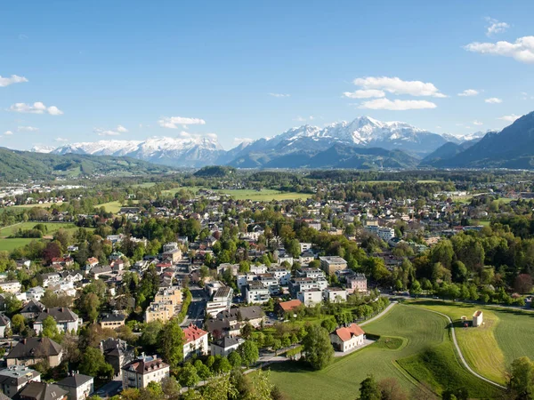 Klessheim Kalesi (kale) Alps üstten hava panoramik görünüm. Salzburg
