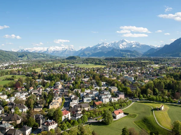 Aerial panoramavy från toppen av fästningen Hohensalzburg (slott) på Alperna. Salzburg — Stockfoto