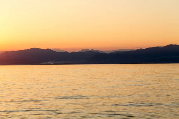 Prachtige zonsondergang in Gardameer . — Stockfoto