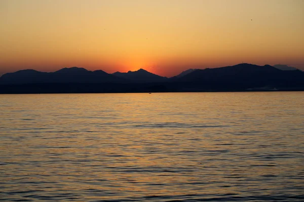 Schöner Sonnenuntergang am Gardasee . — Stockfoto