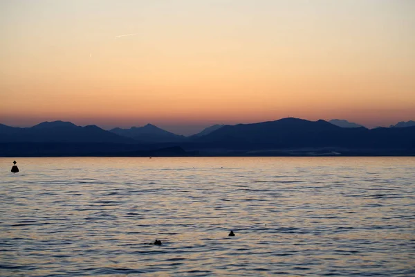 Indah matahari terbenam di danau Garda  . — Stok Foto