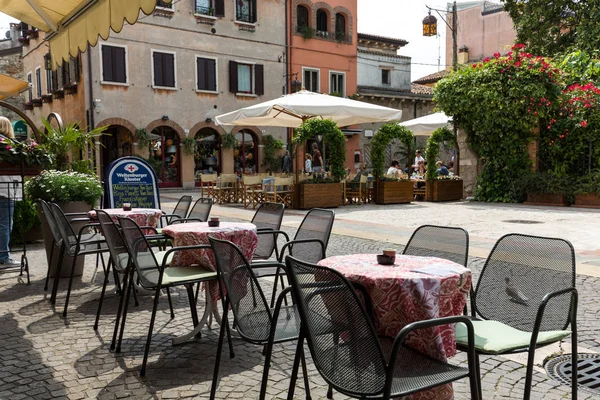 Shops, bars and restaurants  in Lazise at Garda Lake — Stock Photo, Image