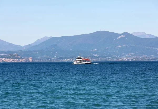 Ferry boat on  Lake Garda. — Stock Photo, Image