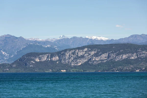 Gardské jezero Lago di Garda /, největší italské jezero v severní Itálii . — Stock fotografie