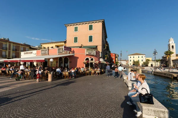 Lojas, bares e restaurantes em Lazise, Garda Lake — Fotografia de Stock