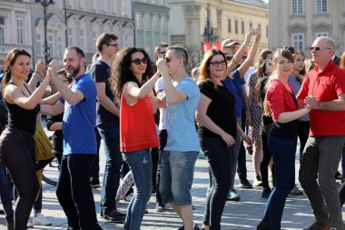  Uluslararası Flashmob gün Rueda de Casino, 57 ülke, 160 şehirler. Birkaç yüz kişi İspanyol ritimleri Cracow ana meydanda dans