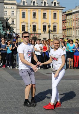  Uluslararası Flashmob gün Rueda de Casino, 57 ülke, 160 şehirler. Birkaç yüz kişi İspanyol ritimleri Cracow ana meydanda dans
