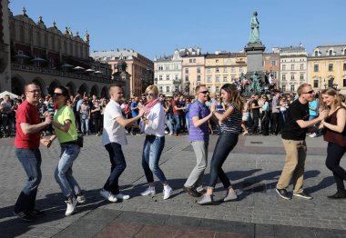  Uluslararası Flashmob gün Rueda de Casino, 57 ülke, 160 şehirler. Birkaç yüz kişi İspanyol ritimleri Cracow ana meydanda dans