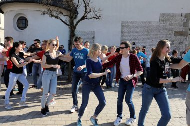  Uluslararası Flashmob gün Rueda de Casino, 57 ülke, 160 şehirler. Birkaç yüz kişi İspanyol ritimleri Cracow ana meydanda dans.