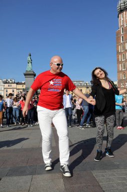  Uluslararası Flashmob gün Rueda de Casino, 57 ülke, 160 şehirler. Birkaç yüz kişi İspanyol ritimleri Cracow ana meydanda dans.