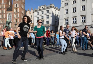  Uluslararası Flashmob gün Rueda de Casino, 57 ülke, 160 şehirler. Birkaç yüz kişi İspanyol ritimleri Cracow ana meydanda dans.