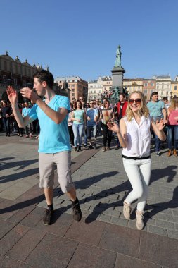  Uluslararası Flashmob gün Rueda de Casino, 57 ülke, 160 şehirler. Birkaç yüz kişi İspanyol ritimleri Cracow ana meydanda dans.
