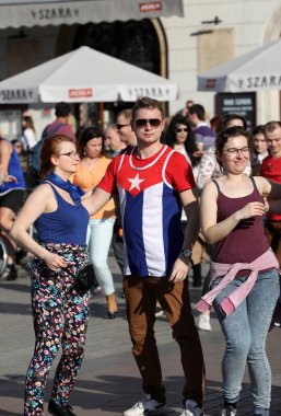  Uluslararası Flashmob gün Rueda de Casino, 57 ülke, 160 şehirler. Birkaç yüz kişi İspanyol ritimleri Cracow ana meydanda dans.