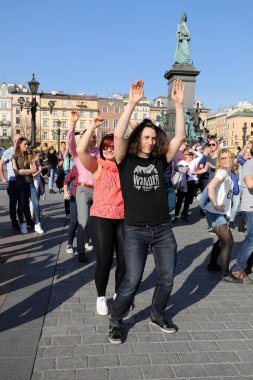  Uluslararası Flashmob gün Rueda de Casino, 57 ülke, 160 şehirler. Birkaç yüz kişi İspanyol ritimleri Cracow ana meydanda dans.