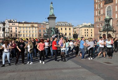  Uluslararası Flashmob gün Rueda de Casino, 57 ülke, 160 şehirler. Birkaç yüz kişi İspanyol ritimleri Cracow ana meydanda dans.