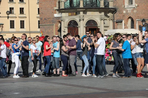 Día Internacional de Flashmob de Rueda de Casino, 57 países, 160 ciudades. Varios cientos de personas bailan ritmos hispanos en la Plaza Principal de Cracovia —  Fotos de Stock