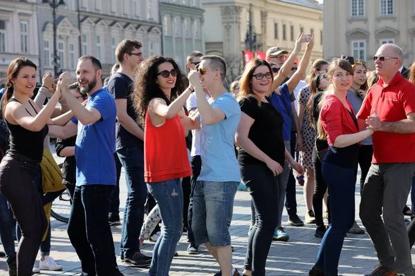 International Flashmob Day of Rueda de Casino, 57 countries, 160 cities. Several hundred persons dance Hispanic rhythms on the Main Square in Cracow — Stock Photo, Image