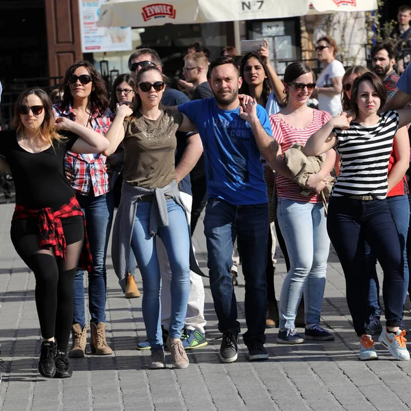 Uluslararası Flashmob gün Rueda de Casino, 57 ülke, 160 şehirler. Birkaç yüz kişi İspanyol ritimleri Cracow ana meydanda dans — Stok fotoğraf