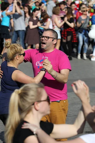 Journée internationale Flashmob de Rueda de Casino, 57 pays, 160 villes. Plusieurs centaines de personnes dansent des rythmes hispaniques sur la place principale de Cracovie — Photo