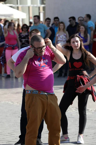 Journée internationale Flashmob de Rueda de Casino, 57 pays, 160 villes. Plusieurs centaines de personnes dansent des rythmes hispaniques sur la place principale de Cracovie — Photo