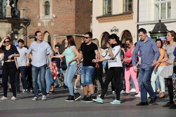 Uluslararası Flashmob gün Rueda de Casino, 57 ülke, 160 şehirler. Birkaç yüz kişi İspanyol ritimleri Cracow ana meydanda dans. — Stok fotoğraf