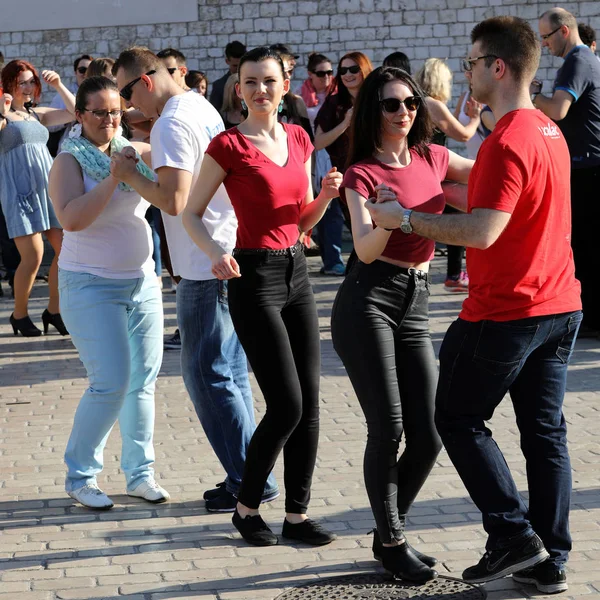 Uluslararası Flashmob gün Rueda de Casino, 57 ülke, 160 şehirler. Birkaç yüz kişi İspanyol ritimleri Cracow ana meydanda dans. — Stok fotoğraf