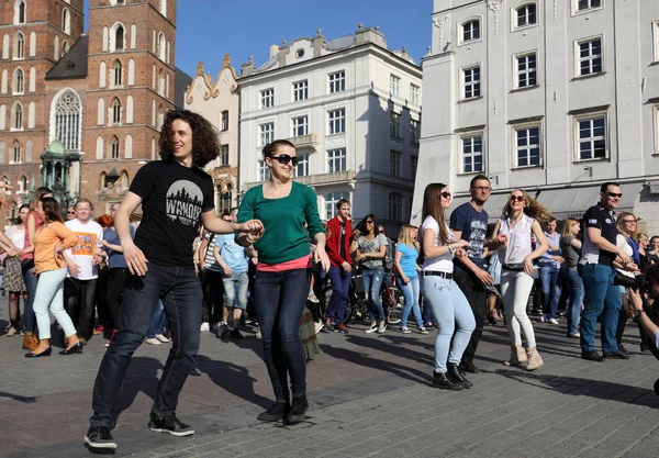 Międzynarodowy Dzień Flashmob Rueda de Casino, 57 krajach, 160 miast. Kilkaset osób taniec latynoskich rytmów na rynku głównego w Krakowie. — Zdjęcie stockowe