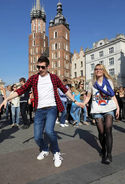 International Flashmob Day of Rueda de Casino, 57 countries, 160 cities. Several hundred persons dance Hispanic rhythms on the Main Square in Cracow. — Stock Photo, Image