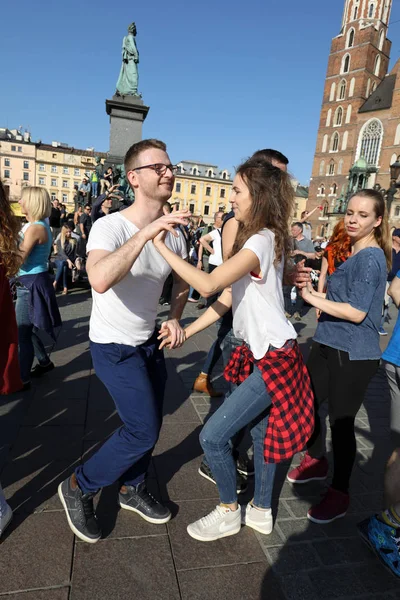 Journée internationale Flashmob de Rueda de Casino, 57 pays, 160 villes. Plusieurs centaines de personnes dansent des rythmes hispaniques sur la place principale de Cracovie . — Photo