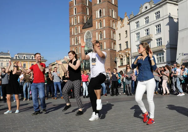 Día Internacional de Flashmob de Rueda de Casino, 57 países, 160 ciudades. Varios cientos de personas bailan ritmos hispanos en la Plaza Principal de Cracovia . — Foto de Stock