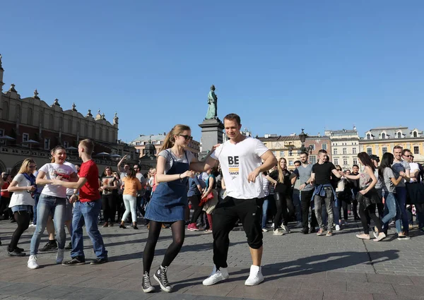 Dia Internacional do Flashmob de Rueda de Casino, 57 países, 160 cidades. Várias centenas de pessoas dançam ritmos hispânicos na praça principal em Cracóvia . — Fotografia de Stock