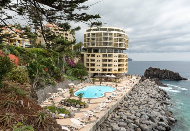 Lido oteller Funchal bölgesinde turist ile Yüzme Havuzu .