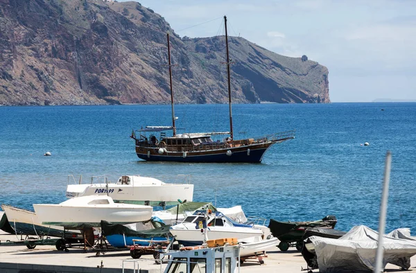 Piękną żaglówkę w Funchal. Madera — Zdjęcie stockowe