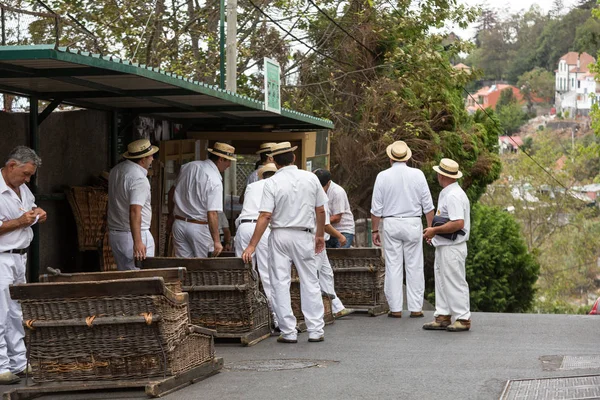 Toboggan riders moving traditional cane sledge downhill on the streets of Funchal — Stock Photo, Image