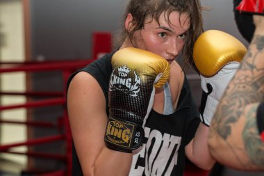 spor salonunda antrenör ile eğitim boks durning boksör.