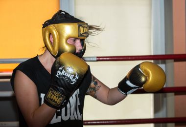 spor salonunda antrenör ile eğitim boks durning boksör.