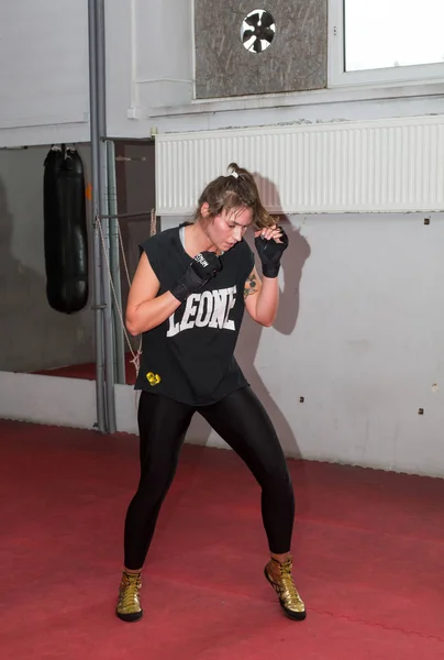 Boxeador durante el entrenamiento de boxeo con entrenador en el gimnasio . — Foto de Stock