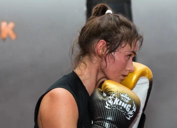 Boxeador durante el entrenamiento de boxeo con entrenador en el gimnasio . — Foto de Stock