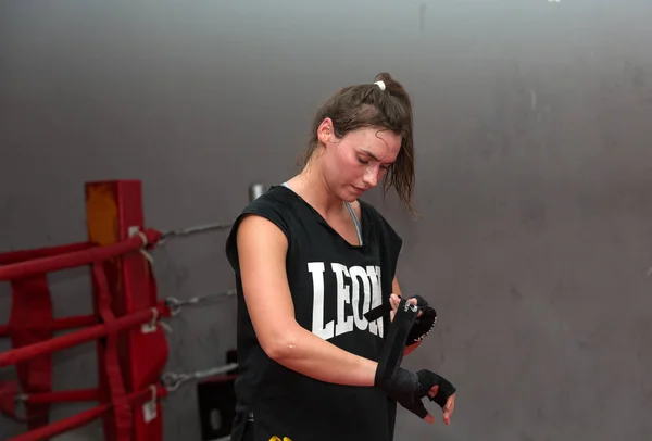 Boxare durning boxning träning med tränare i gymmet. — Stockfoto