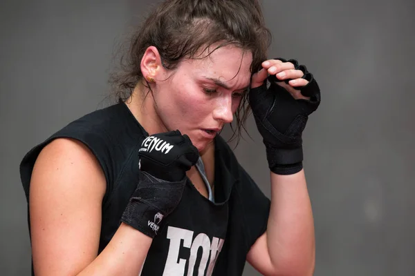 Boxare durning boxning träning med tränare i gymmet. — Stockfoto